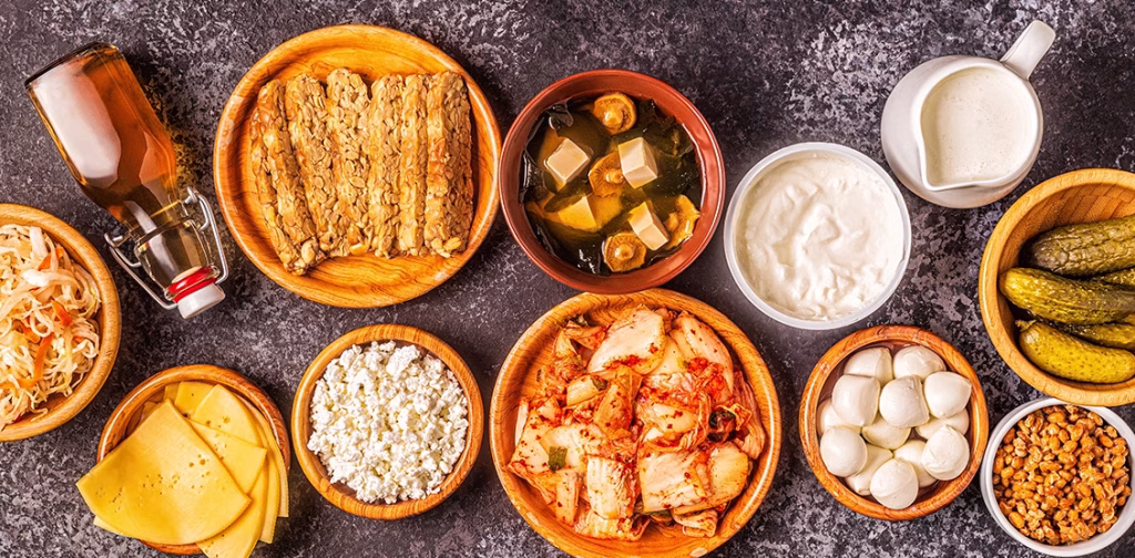 5 alimentos fermentados con más probióticos que el kéfir y cómo mejoran la microbiota intestinal