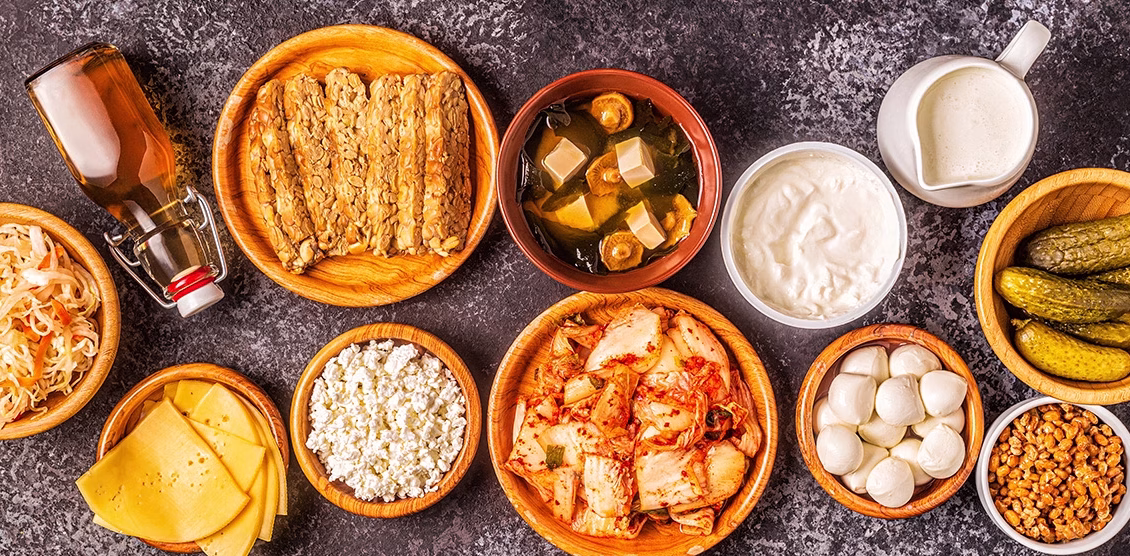 5 alimentos fermentados con más probióticos que el kéfir y cómo mejoran la microbiota intestinal