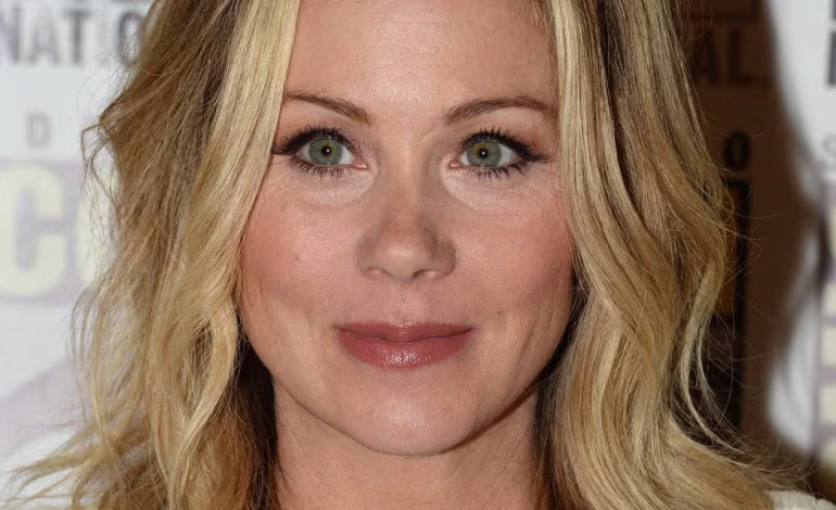 Christina Applegate revela cómo la esclerosis múltiple cambió su vida desde 2021 y comparte detalles íntimos en sus nuevas memorias.