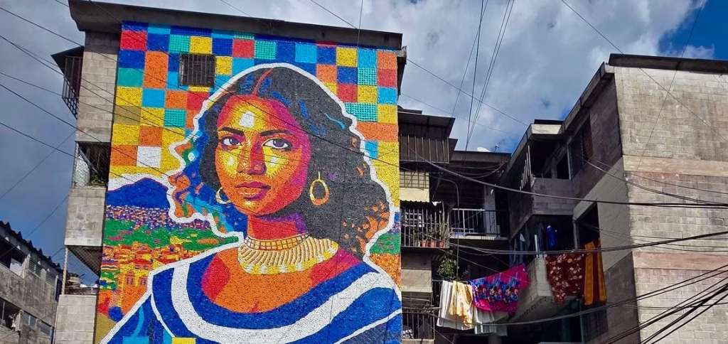 Artista venezolano crea una “Gioconda salvadoreña” con más de 100 mil tapas recicladas en San Salvador