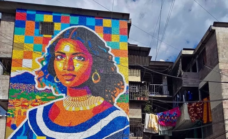 El venezolano Óscar Olivares creó en San Salvador una Gioconda con más de 100 mil tapas recicladas. El mural es el más alto del mundo hecho con plástico reutilizado.