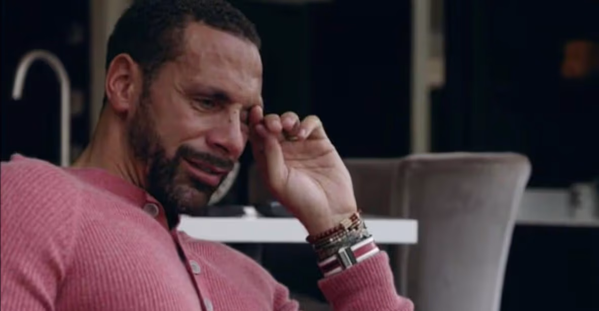 Rio Ferdinand revela el impacto físico del fútbol de élite: dolor crónico y episodios en silla de ruedas