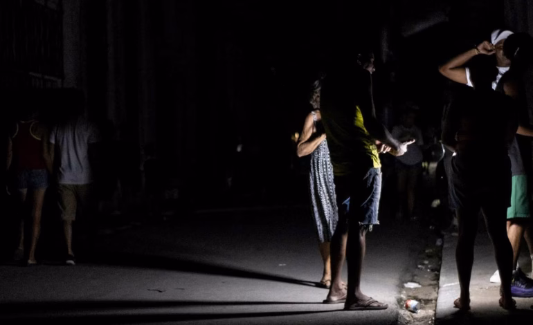 Cuba sufre un nuevo apagón total tras el colapso del sistema eléctrico nacional, agravando la crisis energética que afecta a la isla desde 2024