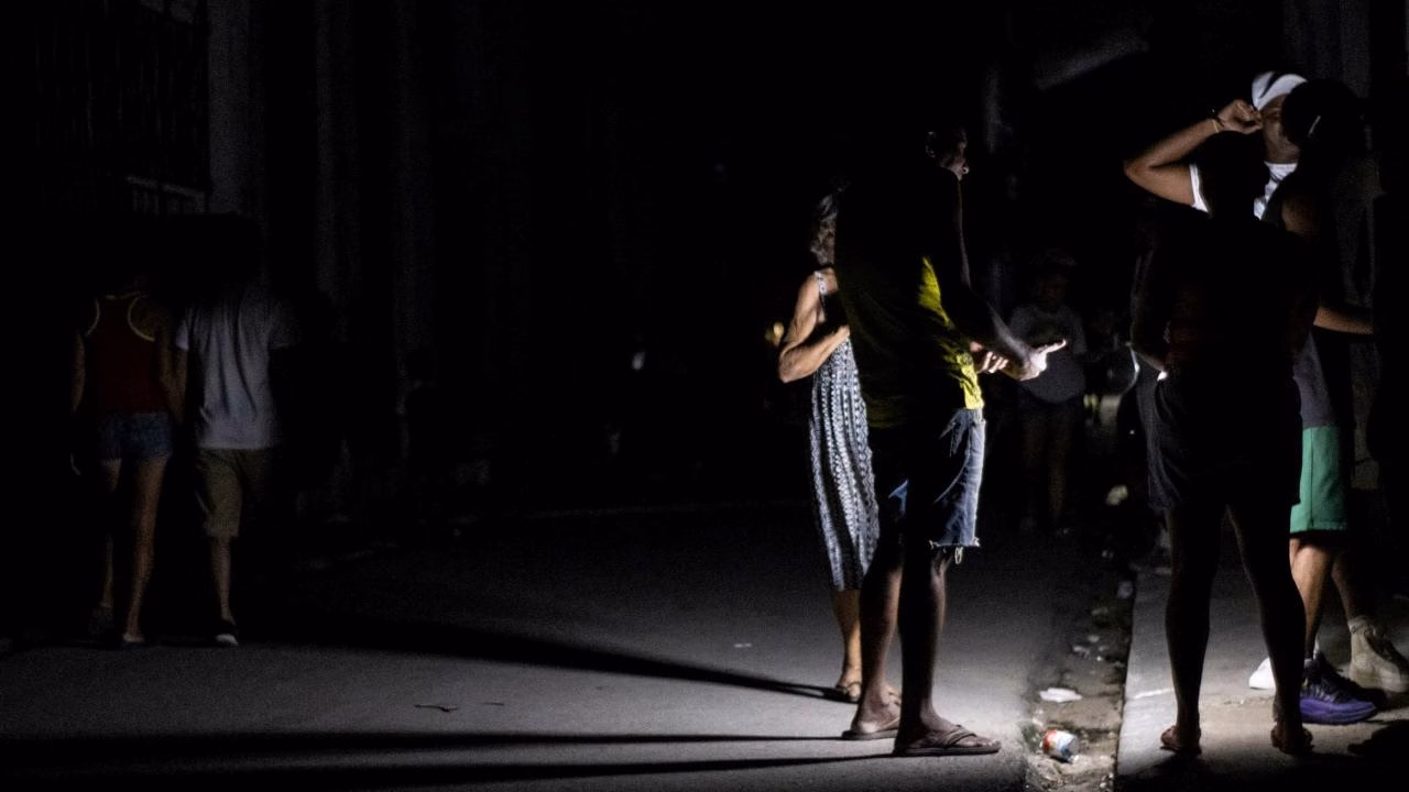 Cuba a oscuras: colapsa el sistema eléctrico y deja sin luz a todo el país