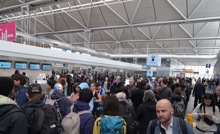 Crisis en aeropuertos de Estados Unidos por falta de agentes de seguridad provoca esperas de hasta 4 horas y amenaza con el cierre de terminales.