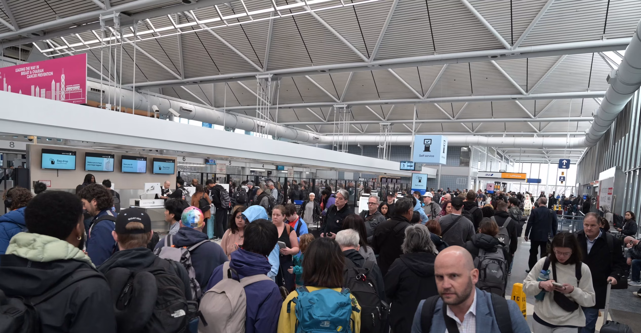 Crisis en aeropuertos de EE.UU.: esperas de hasta 4 horas y riesgo de cierre de terminales