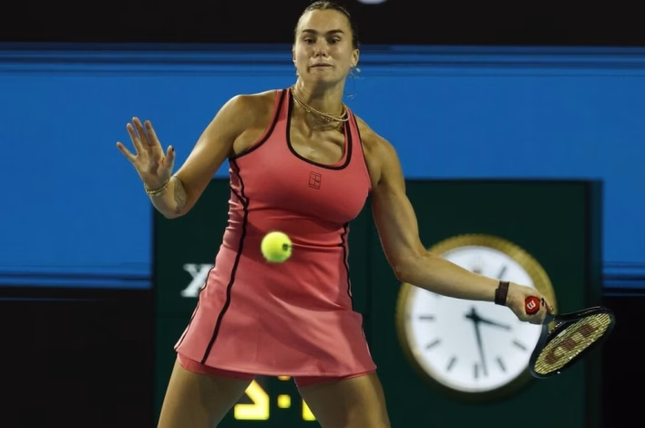 Aryna Sabalenka reveló que insulta en portugués durante sus partidos para evitar advertencias. La número 1 busca ganar el Miami Open y lograr el Sunshine Double.