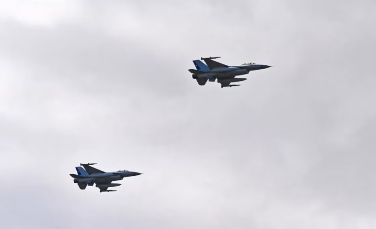 Aviones de la FACH sobre Santiago generan dudas: la razón de los sobrevuelos