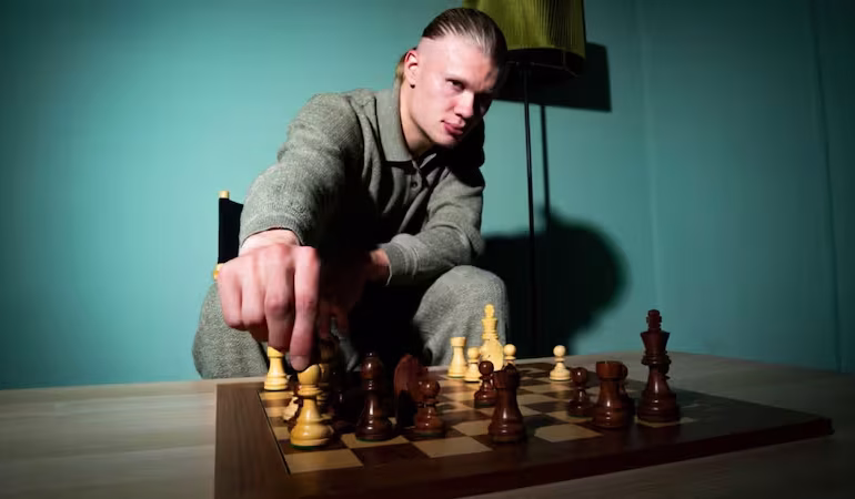 Erling Haaland sorprende al invertir en un circuito mundial de ajedrez junto a Magnus Carlsen. Busca revolucionar el deporte a nivel global.