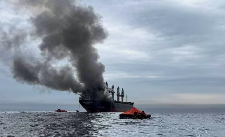 Ataque a carguero tailandés cerca del Estrecho de Ormuz deja 20 marineros rescatados y tres desaparecidos