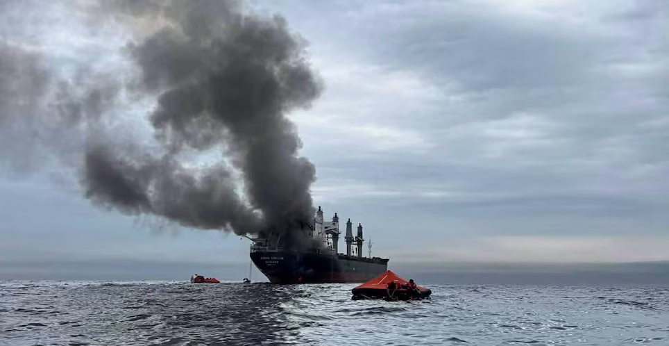 Ataque a carguero tailandés cerca del Estrecho de Ormuz deja 20 marineros rescatados y tres desaparecidos