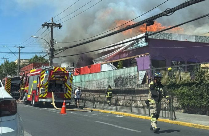 Quilpué: Incendio en centro comercial obliga a evacuar y se investiga posible intervención de terceros