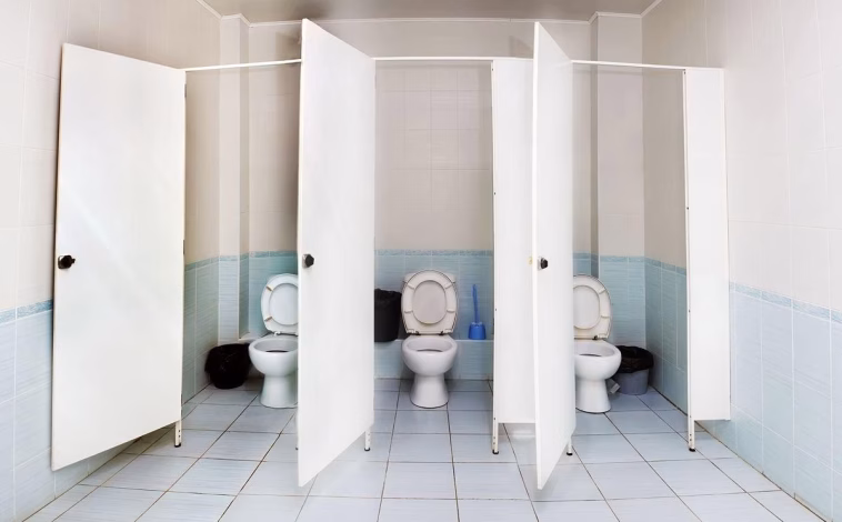 Hallan cámara oculta en baño de mujeres del Servicio de Salud Talcahuano. Presentan querella, activan sumario y refuerzan seguridad interna.