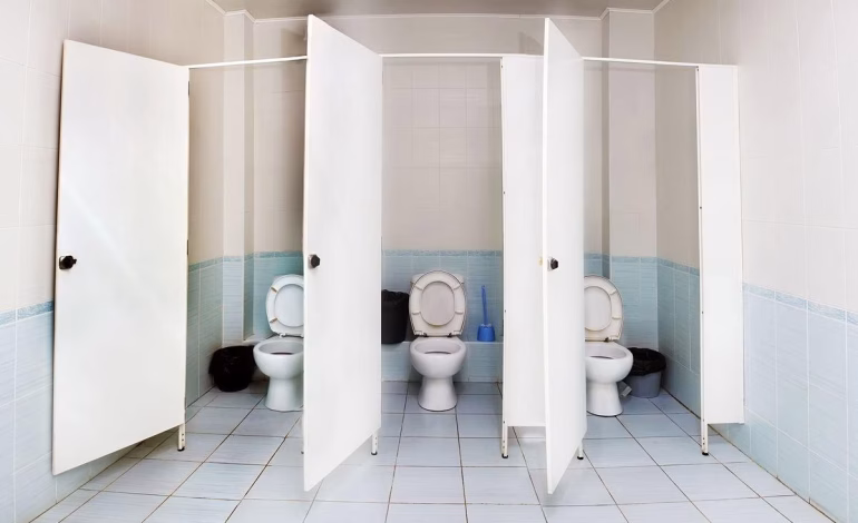 Impacto en Talcahuano: cámara oculta en baño de mujeres desata querella y fuerte operativo interno