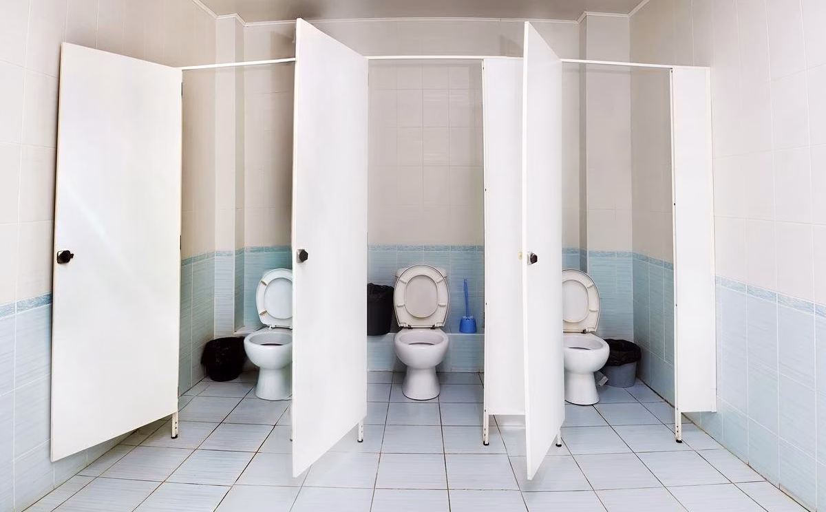 Impacto en Talcahuano: cámara oculta en baño de mujeres desata querella y fuerte operativo interno
