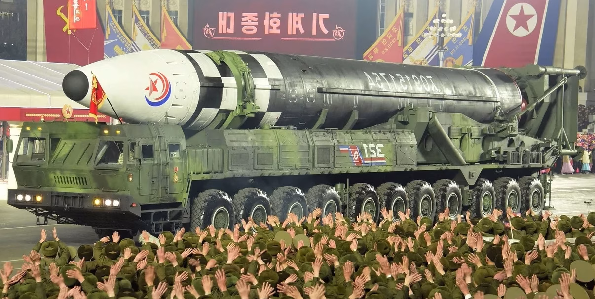 Corea del Norte lanza 10 misiles balísticos hacia Japón en plena escalada de tensión militar en la región