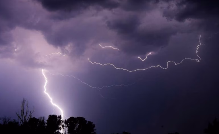 Alerta en Santiago: tormentas eléctricas, lluvias y fuertes vientos afectarán a 10 comunas