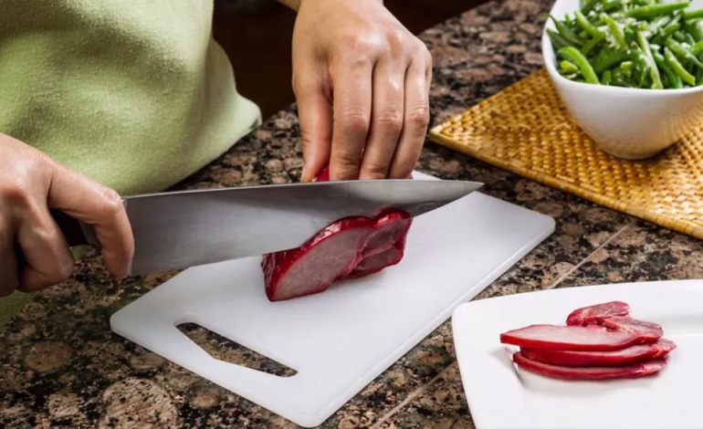 No todas las tablas son seguras: elige bien y evita bacterias, accidentes y cuchillos dañados en tu cocina.