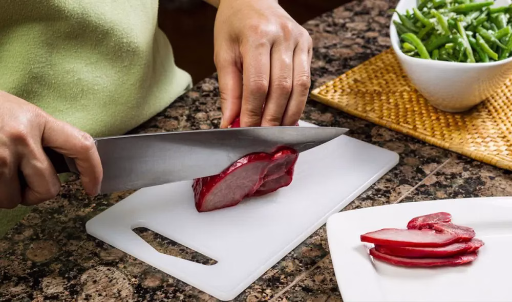 Cómo elegir la mejor tabla para cortar alimentos y evitar riesgos en la cocina