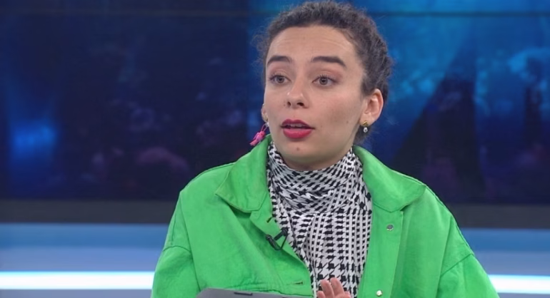Polémica en la Cámara de Diputados de Chile luego de que la diputada Javiera Rodríguez posara con uniforme policial y lanzara una frase contra las pensiones de gracia frente a Gustavo Gatica.