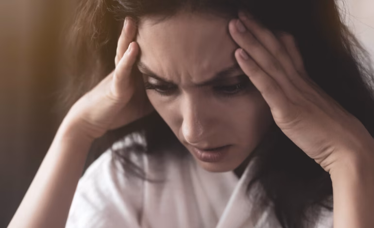 5 hábitos diarios que empeoran la ansiedad sin que lo notes, según especialistas en salud mental