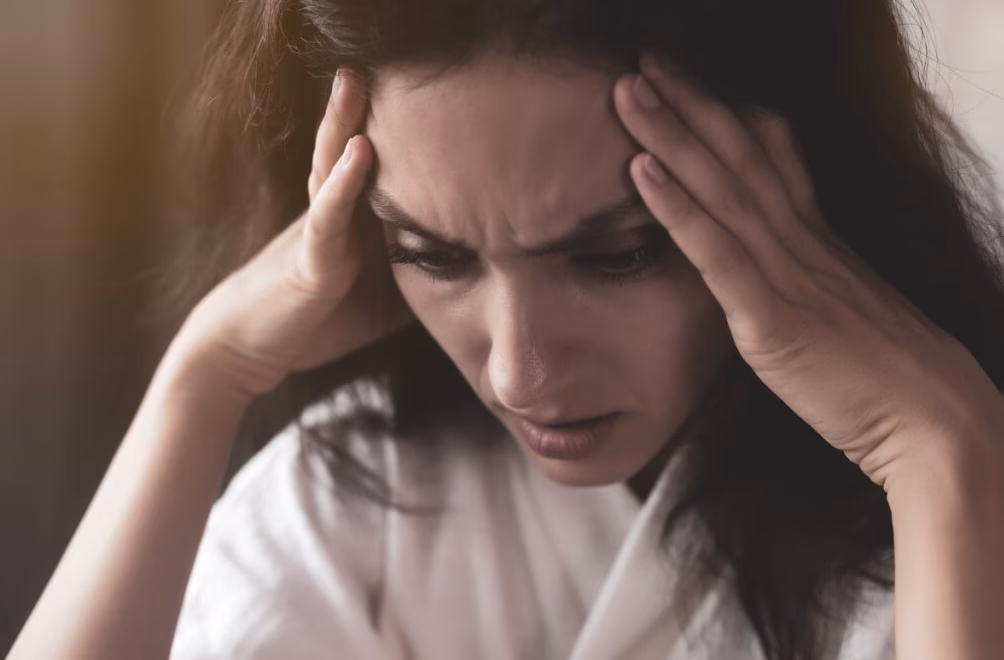 5 hábitos diarios que empeoran la ansiedad sin que lo notes, según especialistas en salud mental