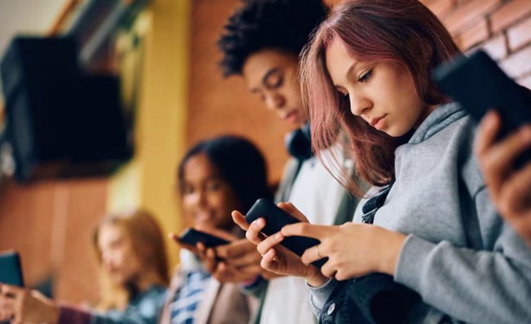 La ley era estricta, pero no infalible: menores en Australia siguen usando redes sociales pese a prohibición y controles millonarios.