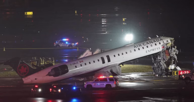 Revelan los audios de la torre de control antes del choque entre un avión de Air Canada Express y un camión de bomberos en el aeropuerto LaGuardia que dejó dos muertos.