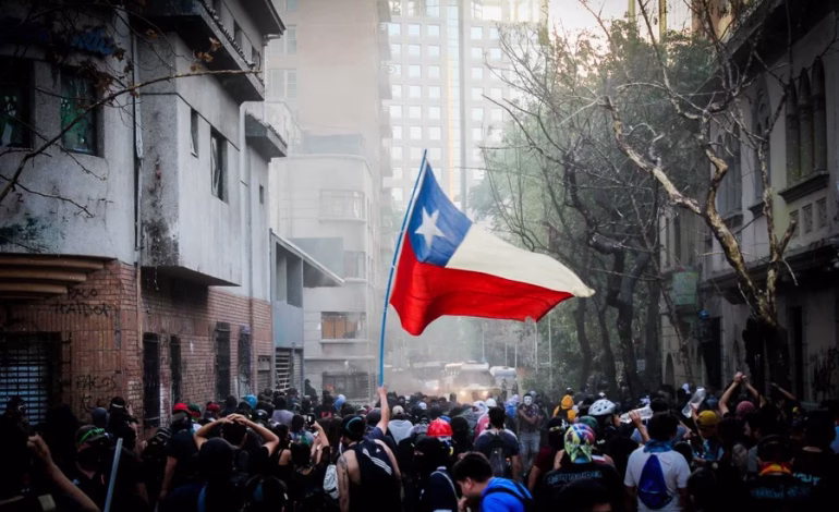 La oposición en Chile advierte posibles protestas tras las primeras medidas del gobierno de José Antonio Kast, cuestionando su impacto económico y falta de diálogo político.