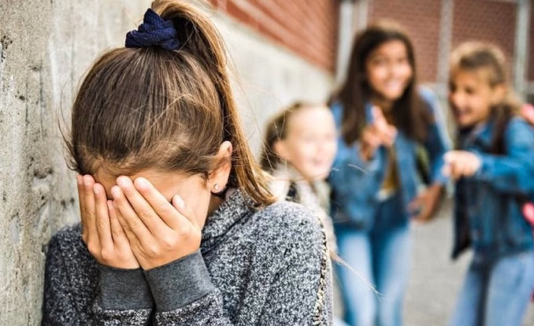 Padres podrían ser multados por bullying escolar: proyecto fija sanciones de hasta 50 UTM