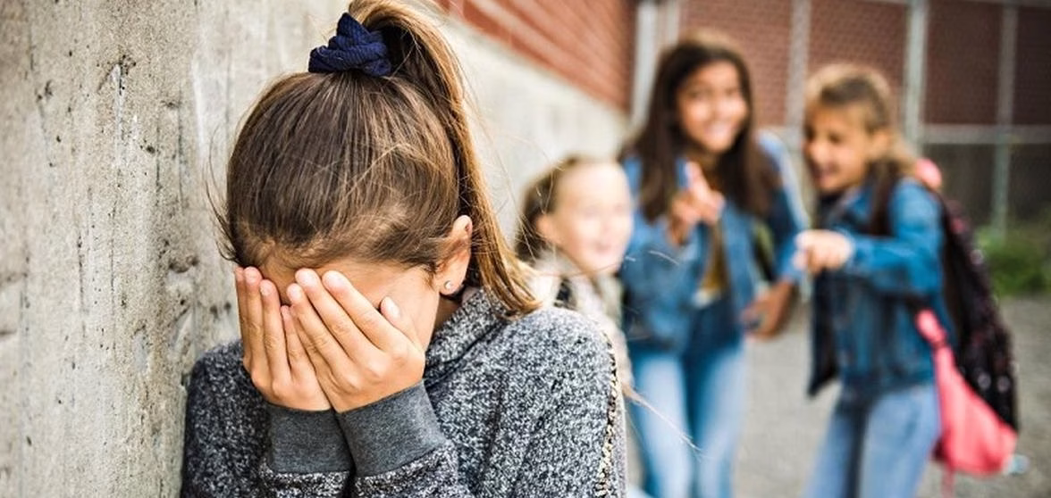 Padres podrían ser multados por bullying escolar: proyecto fija sanciones de hasta 50 UTM