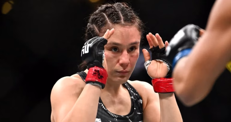 Alexa Grasso logra un brutal KO en UFC Seattle y sorprende con un gesto de humildad tras vencer a Maycee Barber.
