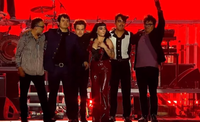 Los Bunkers marcaron un momento histórico al convertirse en el primer headliner chileno de Lollapalooza. La banda ofreció un potente show eléctrico con clásicos, invitados y un mensaje que encendió al público.