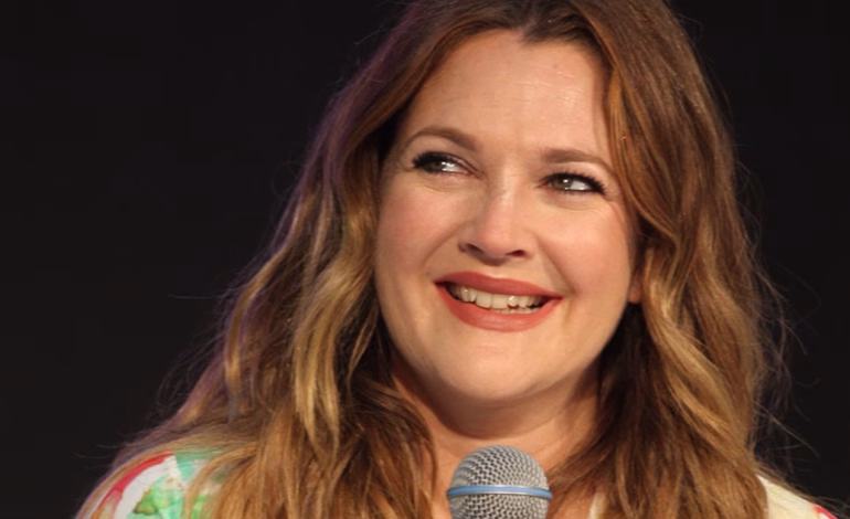 Drew Barrymore admite que “detesta” el celular y revela las estrictas reglas que aplica con sus hijas