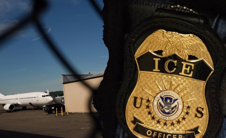 EE.UU. despliega agentes de inmigración en aeropuertos por crisis de personal de seguridad