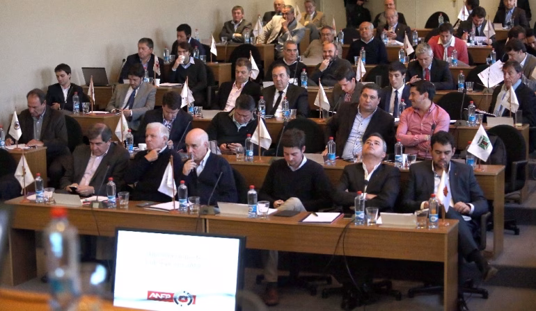 Caos en la ANFP tras una tensa reunión del Consejo de Presidentes, con gritos, acusaciones de “golpe” y fuerte división en el fútbol chileno.