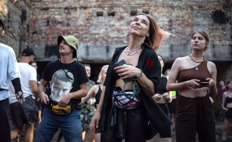 Bailar en medio de la guerra: la cultura rave se transforma en resistencia en Ucrania