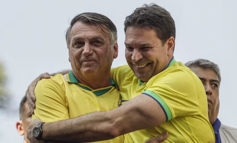 EE.UU. detiene a Alexandre Ramagem, exjefe de inteligencia de Bolsonaro, condenado por intento de golpe en Brasil. Se analiza su extradición.