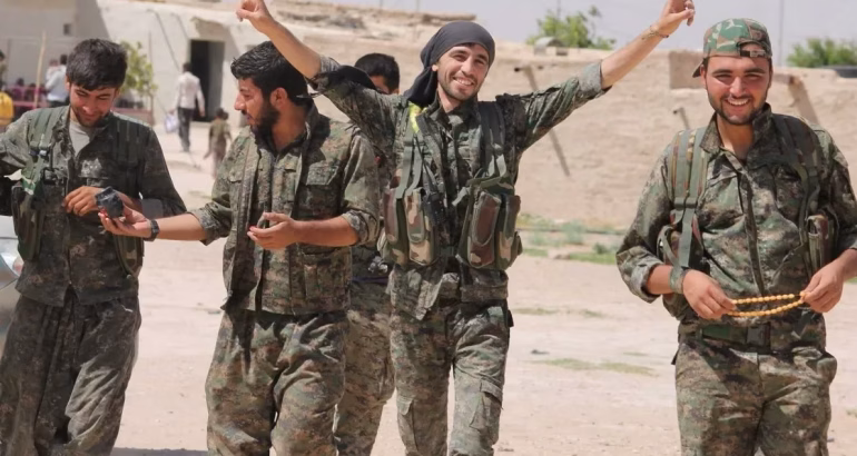 Siria asumió el control total de bases militares tras la retirada de Estados Unidos, marcando un cambio en la lucha contra el Estado Islámico.