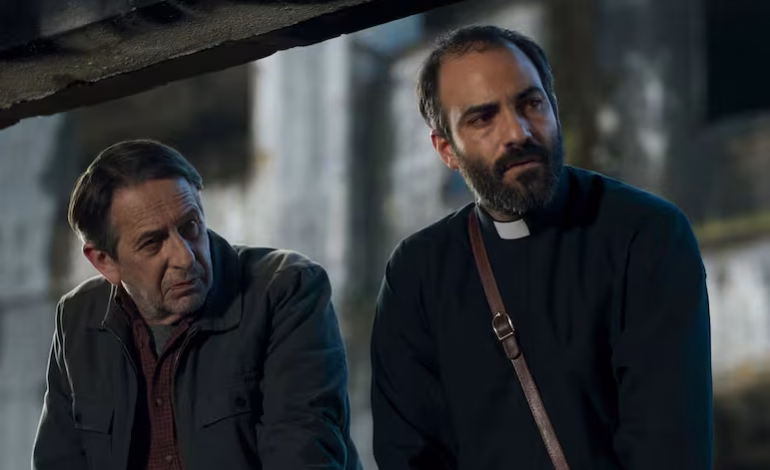 La serie de Netflix revive el rol del sacerdote que recibió una confesión clave en el caso Matute Johns. Su historia real sigue marcada por el silencio.