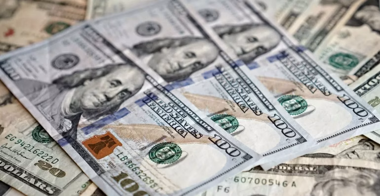 El dólar cae a $875 en Chile y alcanza mínimos de febrero, impulsado por el alza del cobre y menor tensión en Medio Oriente.