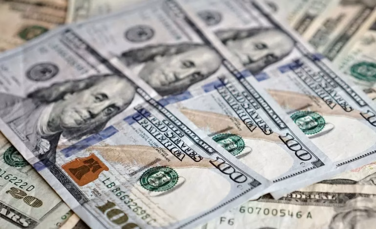 Dólar cae a $875 y toca mínimos de febrero tras reapertura del estrecho de Ormuz