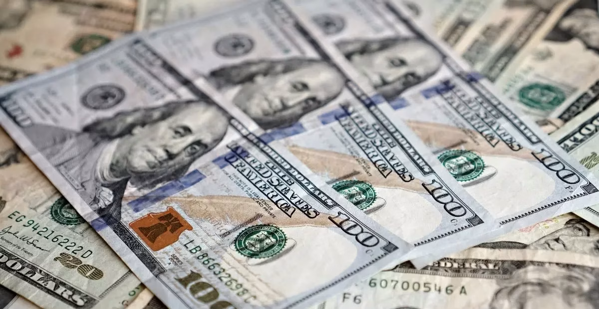 Dólar cae a $875 y toca mínimos de febrero tras reapertura del estrecho de Ormuz