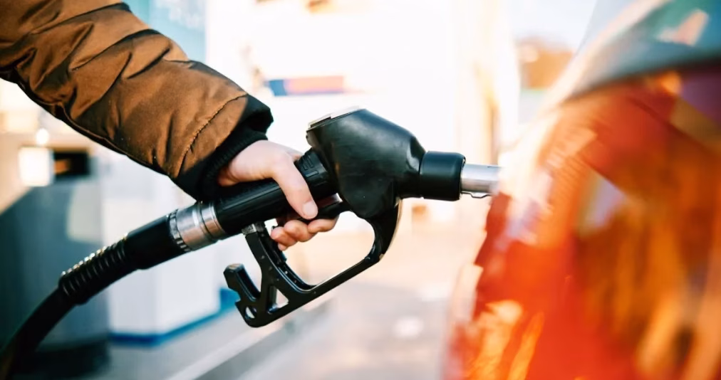 Tras alza de bencinas en Chile: ingeniero revela los 10 autos más económicos para ahorrar combustible