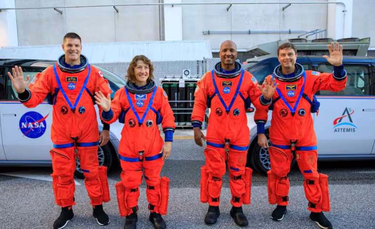 Astronautas de Artemis II regresan a la Tierra y comparten emotivas reflexiones tras orbitar la Luna en una misión histórica.