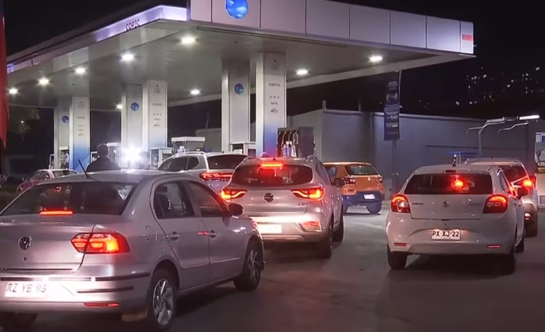 El alza de combustibles en Chile en 2026 redujo la congestión en un 5% y disparó las ventas de autos eléctricos. Conoce el impacto en ciudades y el plan del Gobierno.