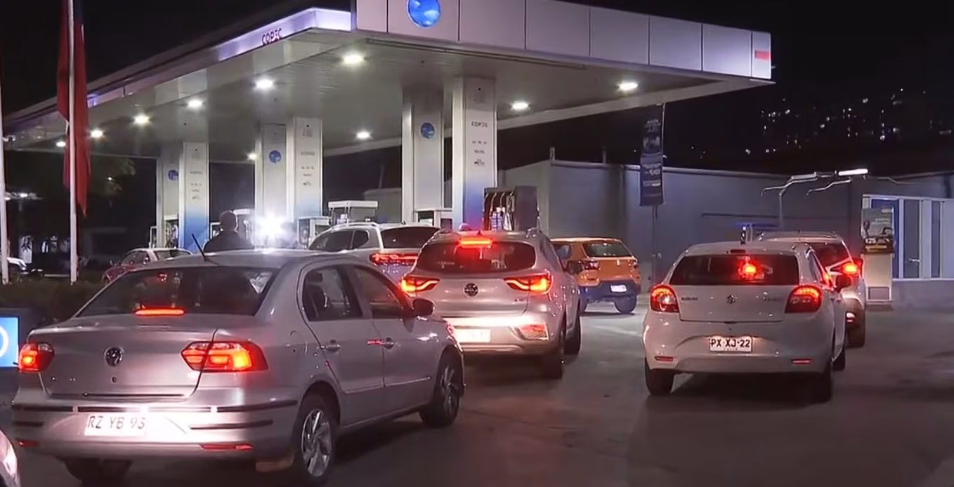 Alza histórica de combustibles cambia la forma en que los chilenos se mueven por sus ciudades
