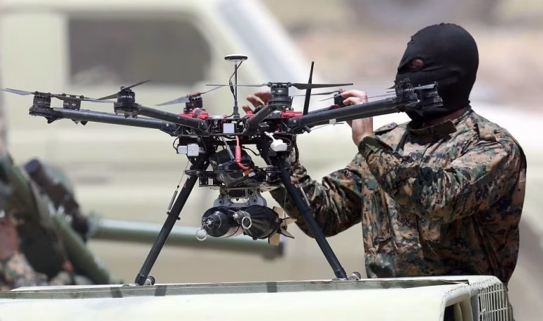 Los drones baratos y guiados por fibra óptica de Hezbolá complican la defensa militar de Israel en el conflicto regional.