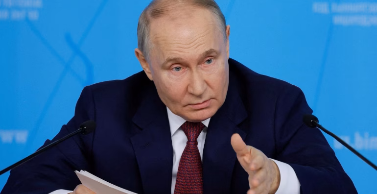 La ofensiva de Rusia en Ucrania pierde fuerza y la aprobación de Vladimir Putin cae a mínimos históricos desde el inicio de la guerra.