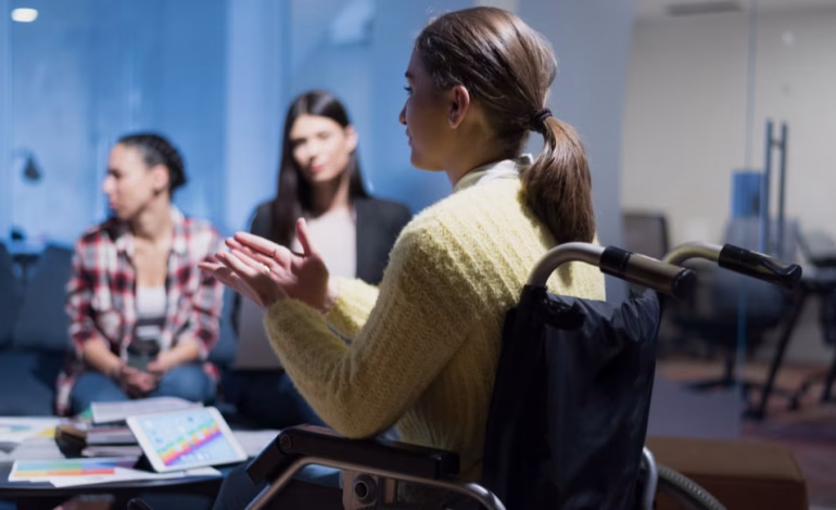 La Ley de Inclusión Laboral en Chile obliga a empresas con 100 o más trabajadores a contratar personas con discapacidad. Conoce cómo funciona, sus avances y los desafíos pendientes.
